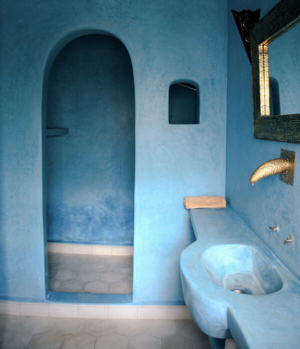 Ceruleumblauw tadelakt pleisterwerk in badhuis, Hamam